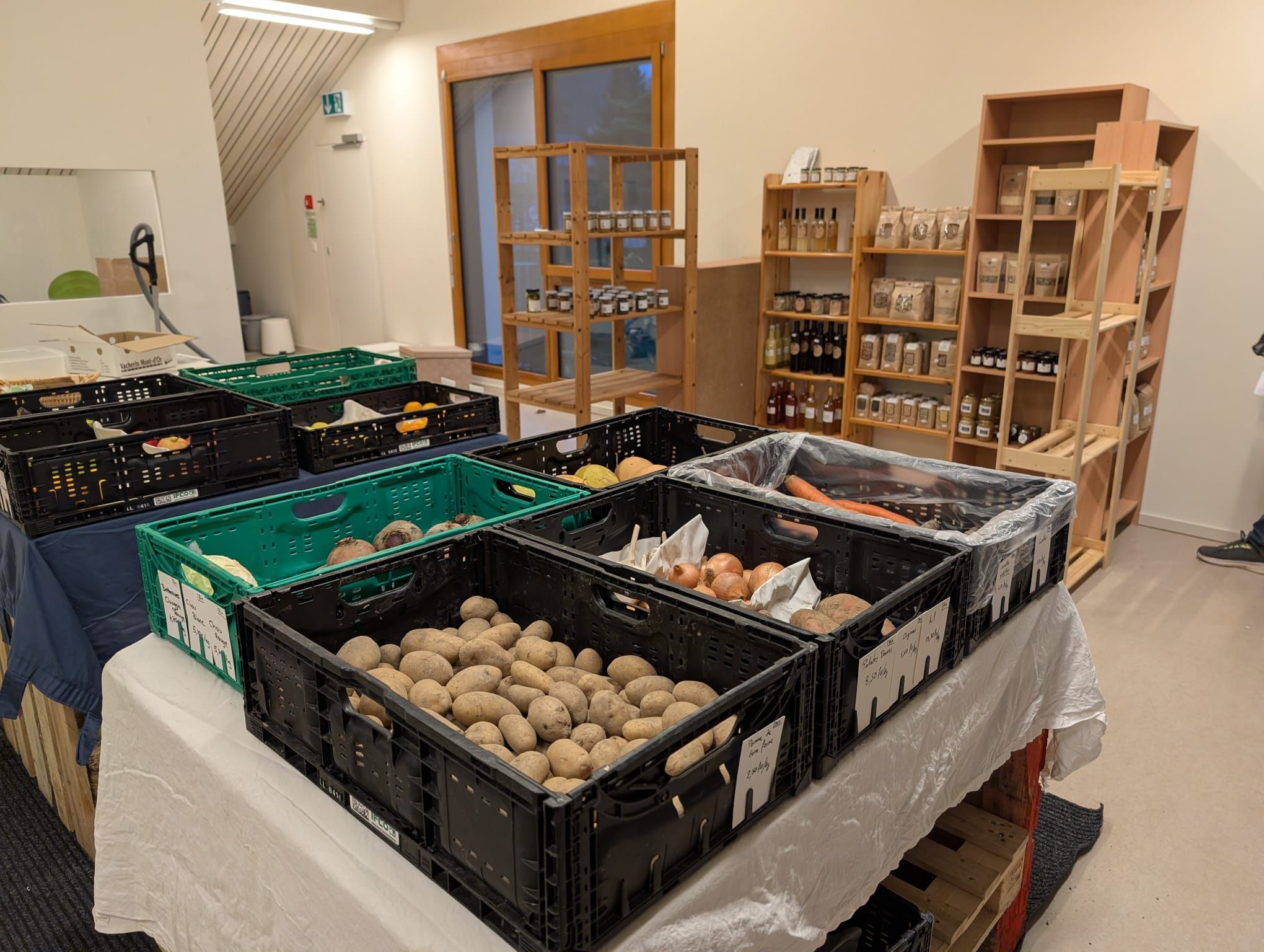 Table de produits frais, pain et bocaux dans une épicerie locale